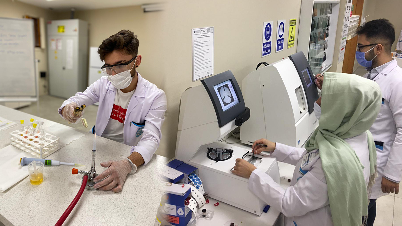 Üniversitemizde Uygulamalı Dersler COVID-19 Tedbirleri ile Devam Ediyor