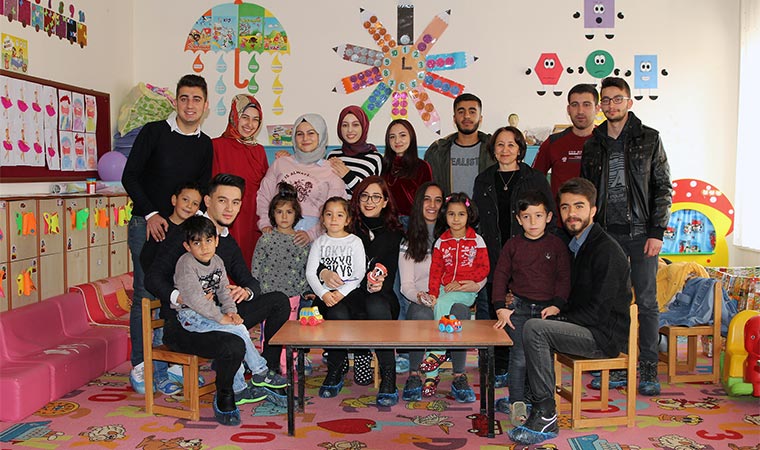 Öğrencilerimizden Miniklere Neşeli Diş Sağlığı Eğitimi