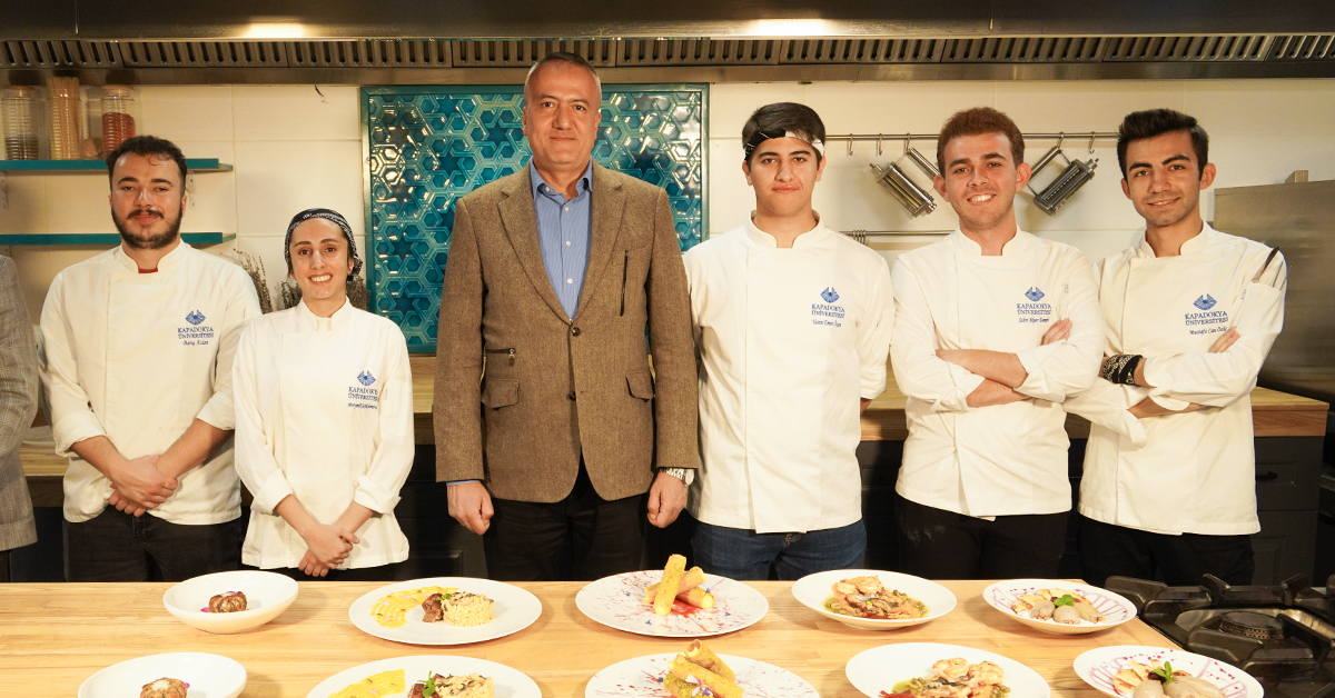 Rektörümüz Prof. Dr. Hasan Ali Karasar, 7. Uluslararası Adana Lezzet Festivali’nden Ödüllerle Dönen Öğrencilerimizi Tebrik Etti