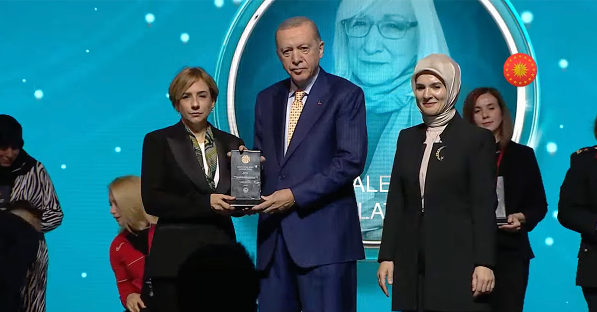 Alev Alatlı’ya Aile ve Sosyal Hizmetler Bakanlığı Tarafından “Vefa Ödülü”