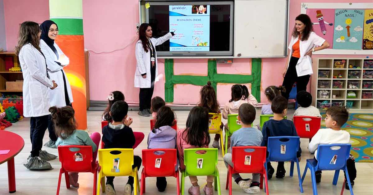 Diş Hekimliği Fakültemiz, Çocukları Ağız ve Diş Sağlığının Korunması Hakkında Bilgilendirdi