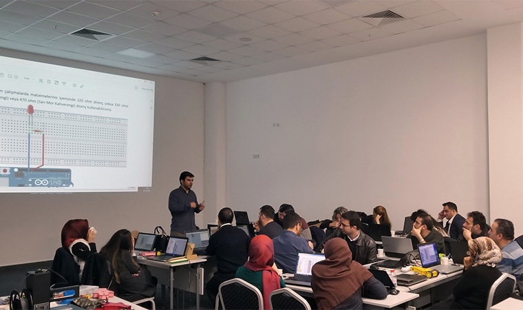 Üniversitemizden MEB Öğretmenlerine Kodlama Eğitimi