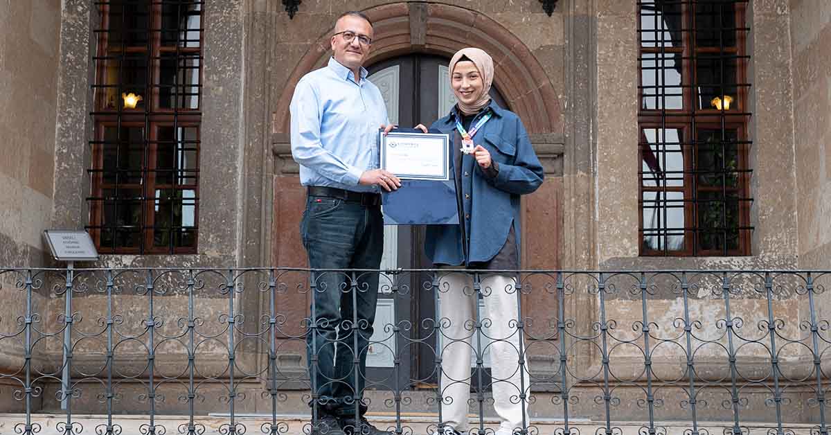 Kick Boks Şampiyonası'ndan madalya ile dönen öğrencimiz Rektörümüz ile bir araya geldi