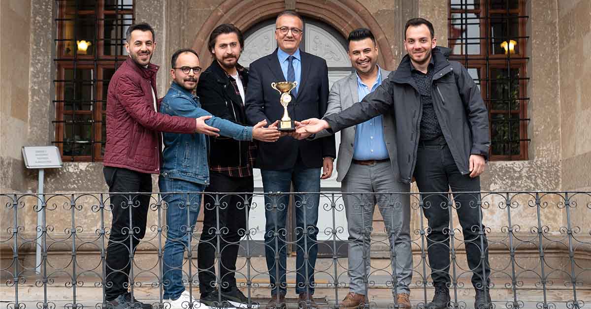 Futsal turnuvasında 3'üncü olan takımımız Rektörümüzle bir araya geldi