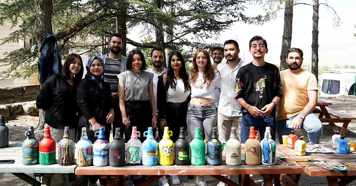 Atık Şişeler Sanat Eserine Dönüştürüldü